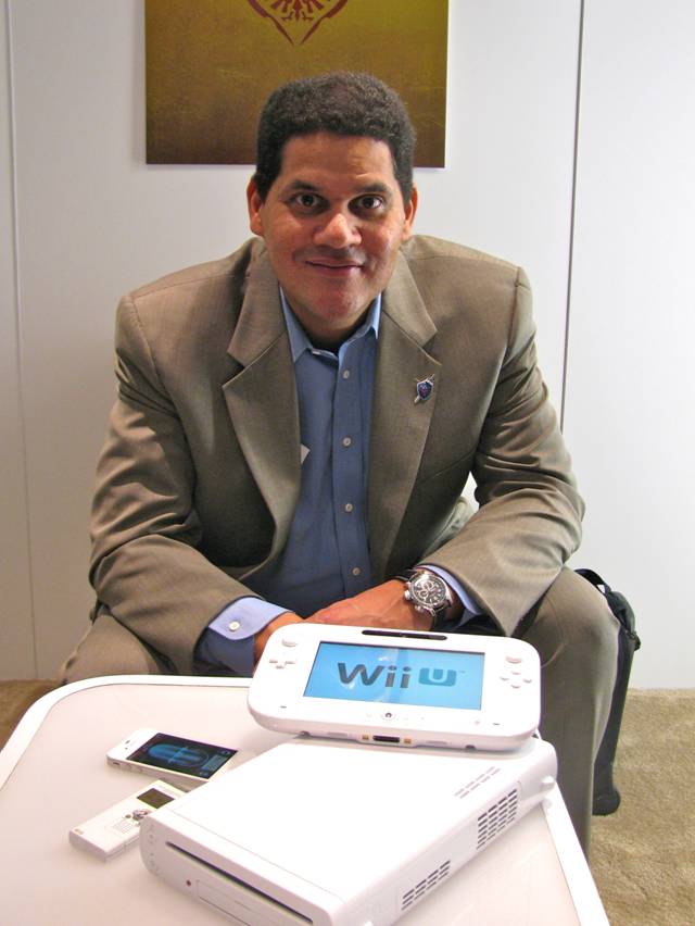 Reggie posando com o Wii U em entrevista ao Pablo Miyazawa