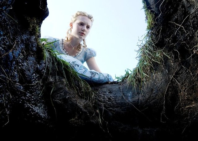 mia-wasikowska-as-alice